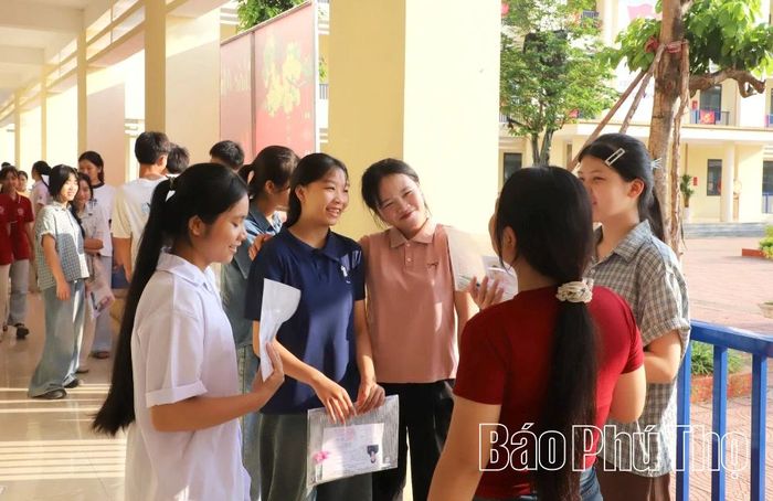 Các học sinh động viên nhau có một kỳ thi thành công.