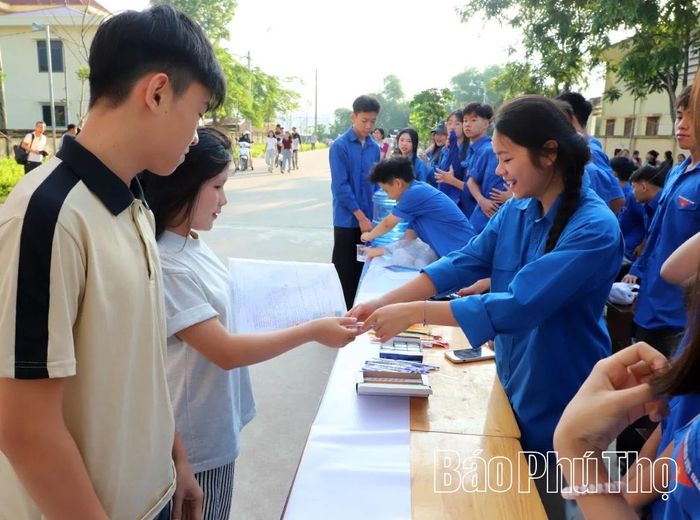 Các thí sinh được lực lượng tình nguyện tiếp sức, hỗ trợ.