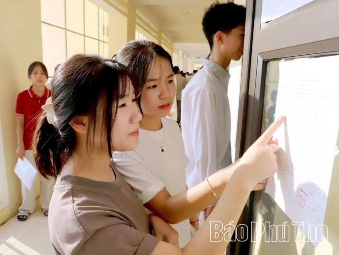 Các thí sinh chăm chú xem lại số báo danh và phòng thi để tránh sai sót.