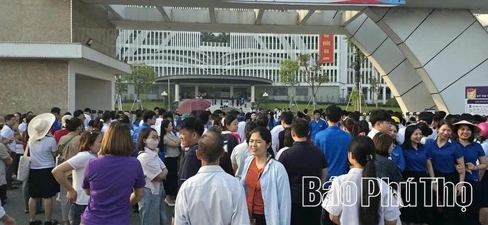 Các thí sinh và phụ huynh tập trung trước cổng Trường THPT Chuyên Hùng Vương - một trong những hội đồng coi thi có quy mô lớn của tỉnh.
