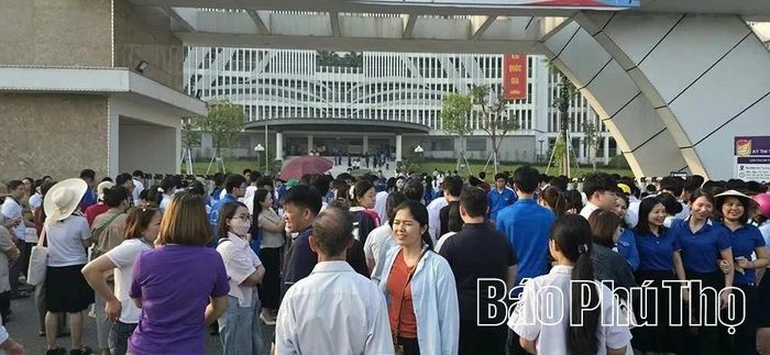 Các thí sinh và phụ huynh tập trung trước cổng Trường THPT Chuyên Hùng Vương sáng 1/6.