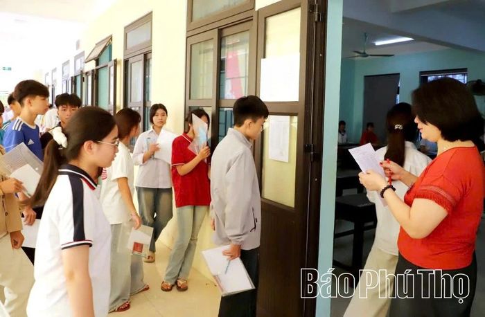 Cán bộ coi thi thực hiện nghiêm túc quy trình đối chiếu thẻ dự thi, rà soát thông tin cá nhân của thí sinh trước khi cho phép vào phòng thi.
