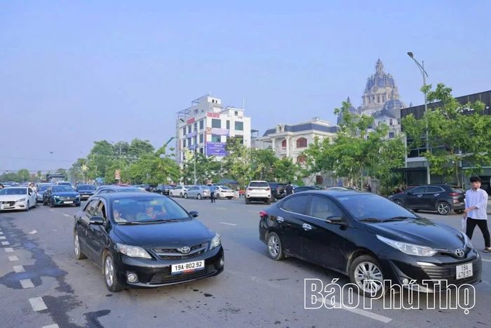 Những ngả đường dẫn về các điểm thi nhộn nhịp từ sáng sớm nay 1/6.
