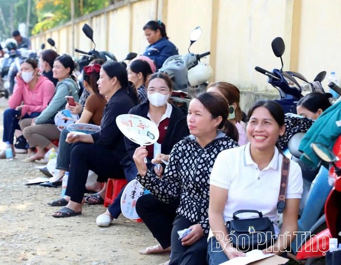 Các phụ huynh theo dõi, chờ đợi phía ngoài khu vực thi.