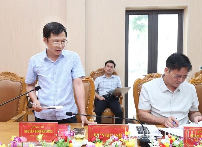 Thành viên đoàn giám sát thông qua dự thảo báo cáo chuyên đề đối với Ban Thường vụ Đảng ủy xã Hiền Lương.