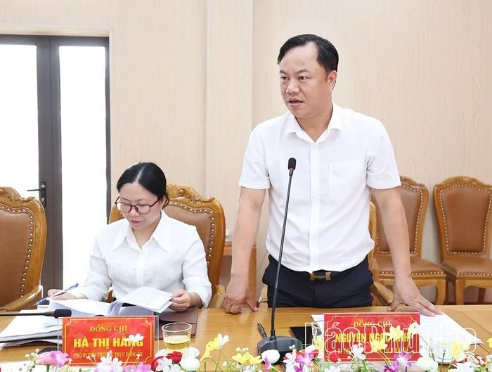Lãnh đạo Đảng ủy xã Hiền Lương báo cáo kết quả thực hiện các nhiệm vụ trọng tâm.