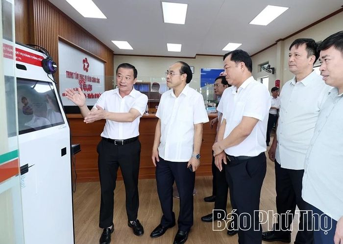 Đoàn giám sát khảo sát thực tế tại Trung tâm Phục vụ hành chính công xã Hiền Lương.