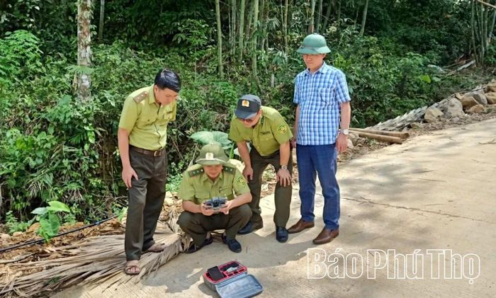 Cán bộ Hạt Kiểm lâm Đà Bắc ứng dụng công nghệ số trong quản lý, bảo vệ rừng.