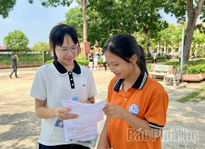 Thí sinh tại Hội đồng coi thi THPT Tam Dương II trao đổi về đề thi môn Văn sau kết thúc môn thi.