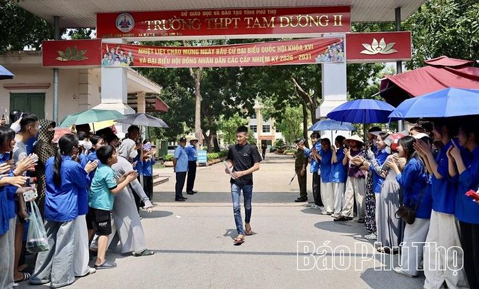 Thí sinh đầu tiên tại Hội đồng coi thi THPT Tam Dương II ra khỏi phòng thi với tâm trạng phấn khởi.