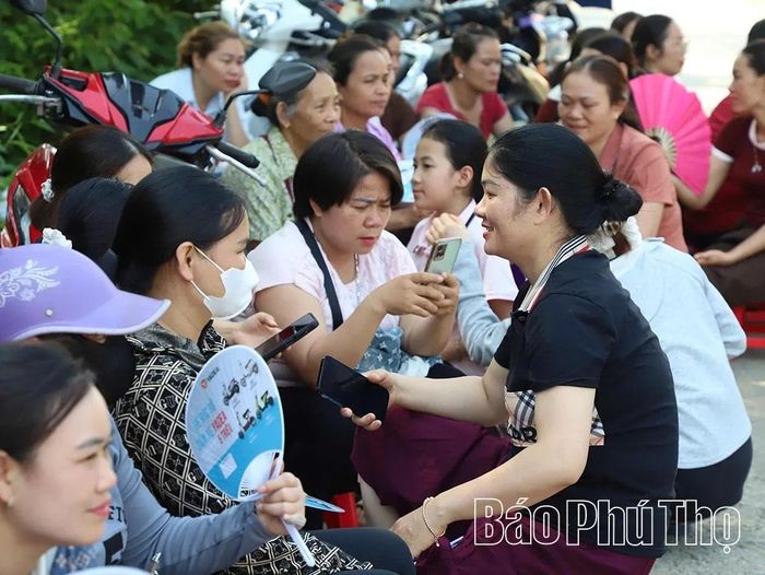 Các phụ huynh đồng hành với các sĩ tử.