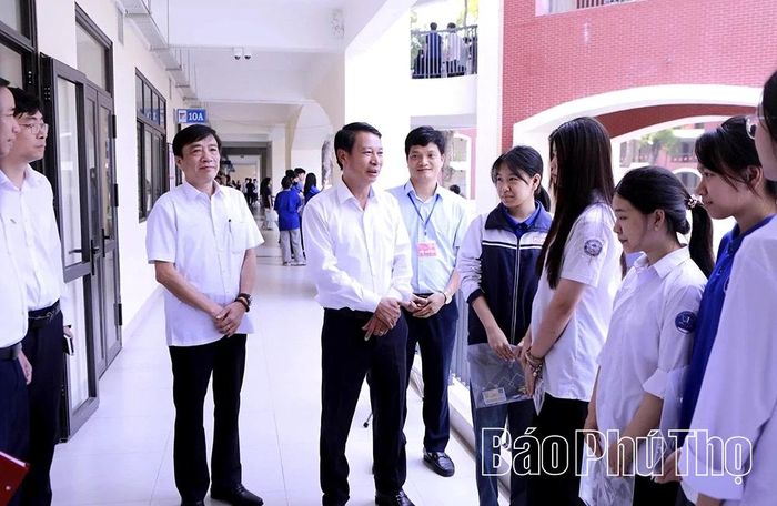 Phó Chủ tịch UBND tỉnh Nguyễn Khắc Hiếu động viên các thí sinh tại điểm thi Trường THPT Trần Phú.