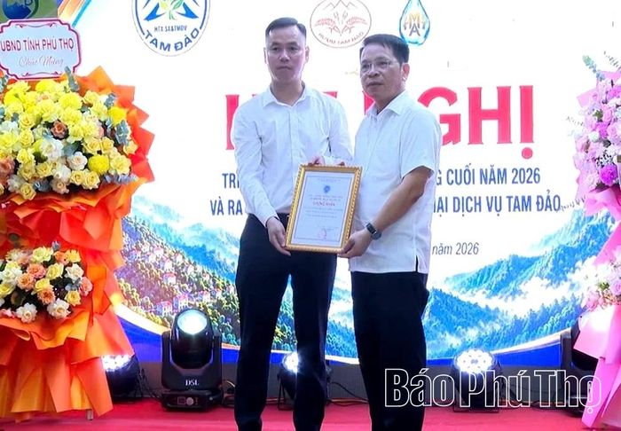 Lãnh đạo Liên minh HTX tỉnh trao giấy chứng nhận thành viên cho HTX Sản xuất và thương mại dịch vụ Tam Đảo.