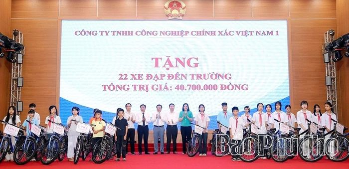 Đại diện lãnh đạo tỉnh, các sở, ban, ngành trao xe đạp tặng trẻ em có hoàn cảnh đặc biệt khó khăn, vượt khó học giỏi trên địa bàn tỉnh.