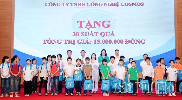 Lãnh đạo tỉnh, các sở, ban, ngành và doanh nghiệp trao quà tặng các em học sinh có hoàn cảnh đặc biệt khó khăn trên địa bàn tỉnh.