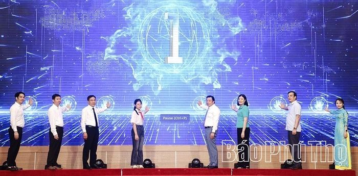 Các đại biểu thực hiện nghi thức bấm nút phát động Tháng hành động vì trẻ em năm 2026 với chủ đề “Trẻ em hạnh phúc, an toàn, vững bước trong kỷ nguyên số”.