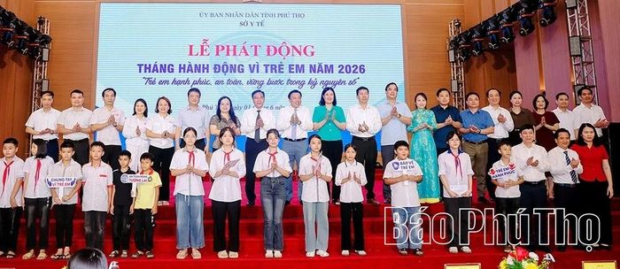Các đại biểu và các em học sinh chụp ảnh lưu niệm tại chương trình.