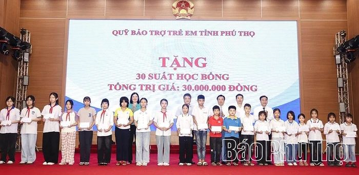 Lãnh đạo tỉnh và lãnh đạo các sở, ban, ngành trao các suất học bổng tặng các em học sinh có hoàn cảnh đặc biệt khó khăn, vượt khó học giỏi trên địa bàn tỉnh.
