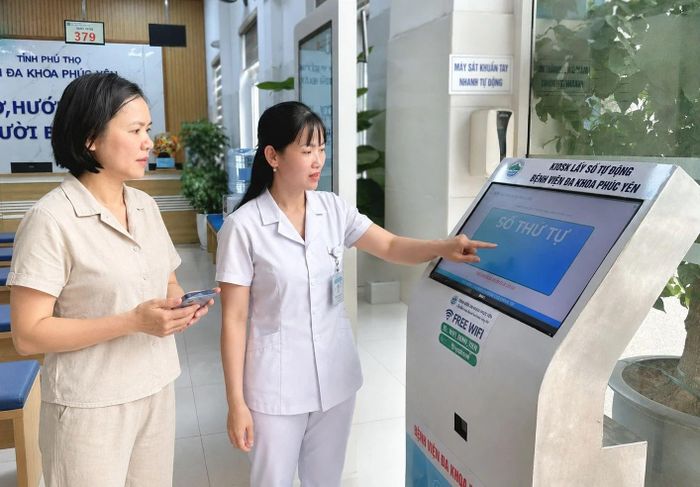Bệnh viện Đa khoa Phúc Yên ứng dụng công nghệ lấy số khám bệnh qua máy tự động.
