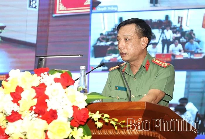 Đại tá Lâm Văn Vinh - Phó Giám đốc Công an tỉnh trình bày báo cáo tại hội nghị.