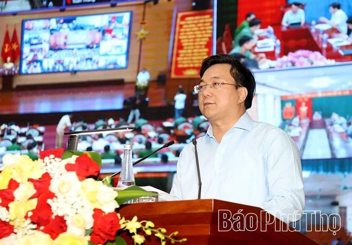Chủ tịch UBND tỉnh Trần Duy Đông phát biểu chỉ đạo tại hội nghị.