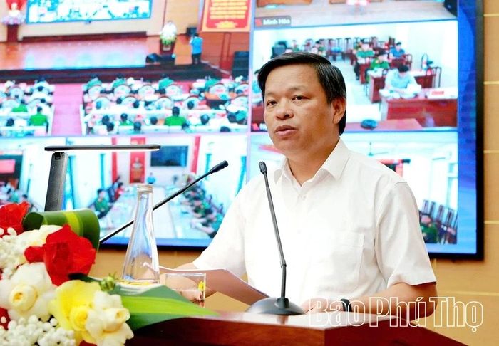 Phó Chủ tịch UBND tỉnh Phan Trọng Tấn điều hành thảo luận tại hội nghị.