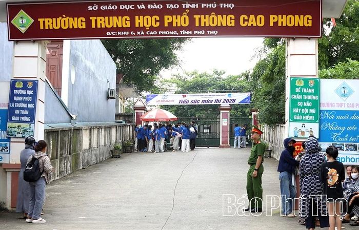 Khu vực trước cổng trường trước giờ kết thúc môn thi thứ 2.