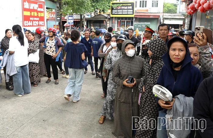Phụ huynh chờ đón con sau buổi thi.