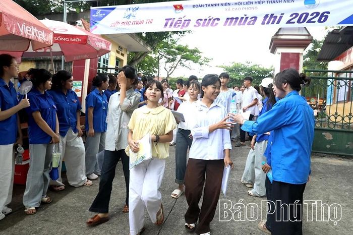 Lực lượng thanh niên tiếp sức mùa thi tại khu vực cổng trường.