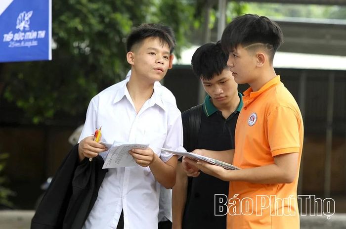 Thí sinh cùng trao đổi, đánh giá lại bài thi sau khi hoàn thành môn thi thứ hai.
