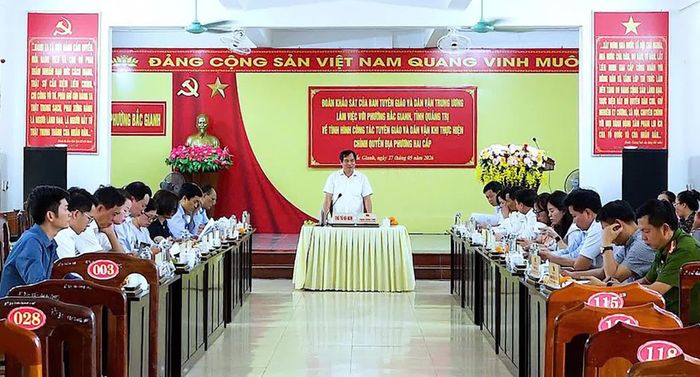 Đoàn khảo sát của Ban Tuyên giáo và Dân vận Trung ương đánh giá cao những kết quả của phường Bắc Gianh sau gần một năm thực hiện chính quyền địa phương 2 cấp - Ảnh: N.M