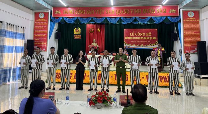 Ban Giám thị Trại giam trao Quyết định đặc xá cho các phạm nhân - Ảnh: Mai Linh