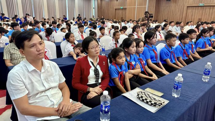 Đại biểu và các em học sinh tham dự lễ phát động - Ảnh: Q.N