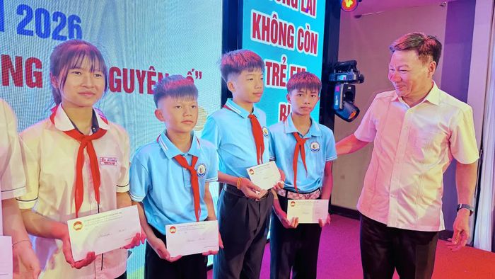 Đồng chí Đào Mạnh Hùng, Phó Chủ tịch Thường trực Ủy ban MTTQ Việt Nam tỉnh trao quà cho các em học sinh tại lễ phát động - Ảnh: Q.N