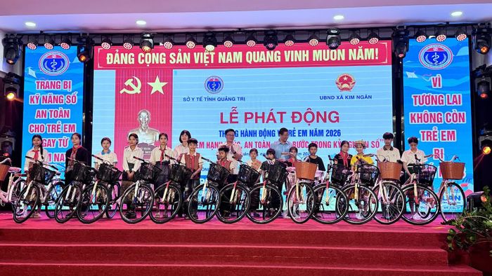Đồng chí Đào Mạnh Hùng, Phó Chủ tịch Thường trực Ủy ban MTTQ Việt Nam tỉnh trao quà cho các em học sinh tại lễ phát động - Ảnh: Q.N