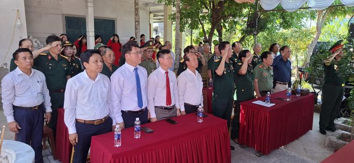 Các đại biểu tưởng niệm các anh hùng liệt sĩ- Ảnh: N.V