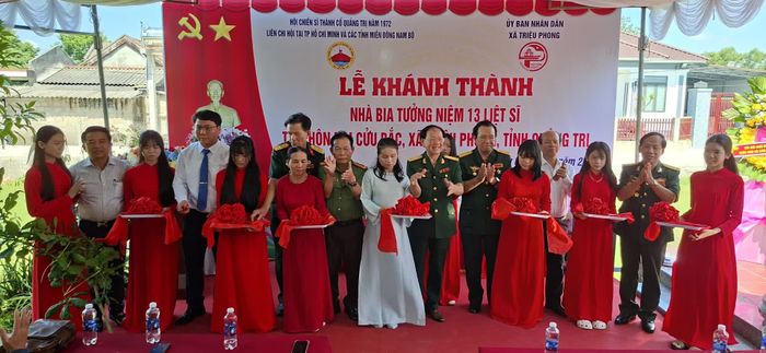 Các đại biểu cắt băng khánh thành Nhà bia tưởng niệm 13 liệt sĩ - Ảnh: N.V
