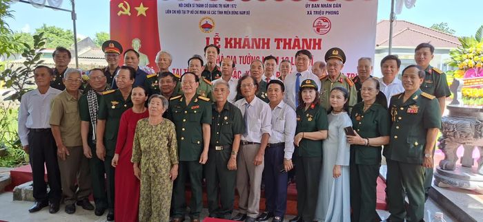 Các đại biểu và đại diện gia đình ông Trần Bích chụp ảnh lưu niệm - Ảnh: N.V
