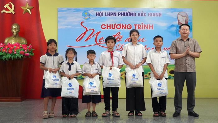 Đại diện lãnh đạo phường Bắc Gianh tặng quà cho trẻ em có hoàn cảnh khó khăn - Ảnh: N.M