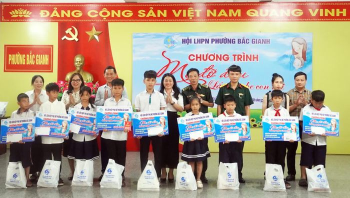 Các tổ chức, cá nhân hảo tâm trao quà và kinh phí hỗ trợ cho trẻ em có hoàn cảnh khó khăn - Ảnh: N.M