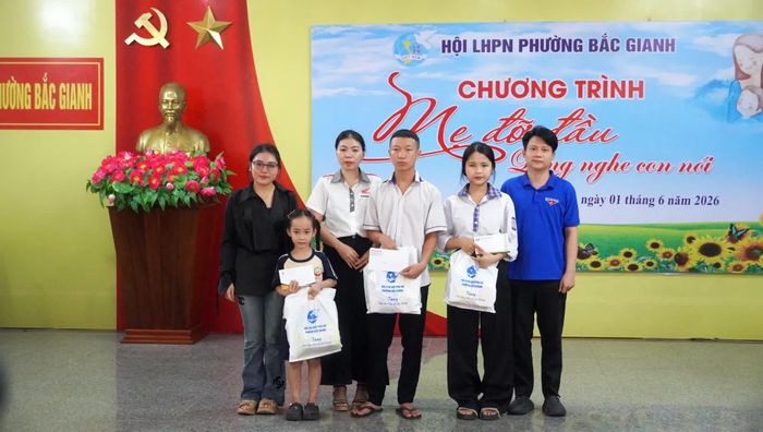 Các tổ chức, cá nhân hảo tâm trao quà và kinh phí hỗ trợ cho trẻ em có hoàn cảnh khó khăn - Ảnh: N.M