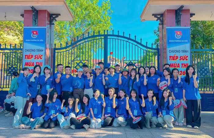 Lực lượng đoàn viên, thanh niên phường Ba Đồn sẵn sàng cho các hoạt động tiếp sức mùa thi - Ảnh: H.L
