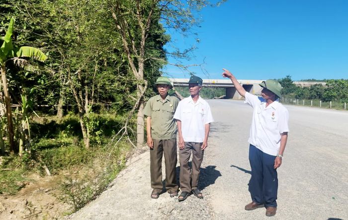 Các CCB thôn Hướng Phương, xã Quảng Trạch tiên phong trong công tác hiến đất, giải phóng mặt bằng xây dựng các công trình trọng điểm - Ảnh: T.L