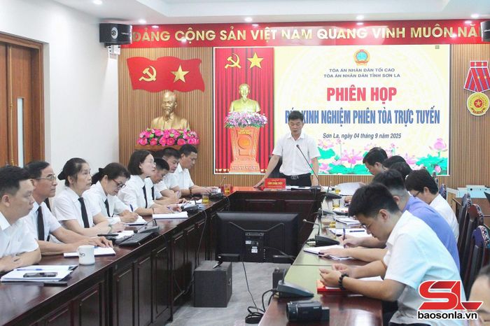 Tòa án nhân dân tỉnh họp rút kinh nghiệm phiên tòa trực tuyến.