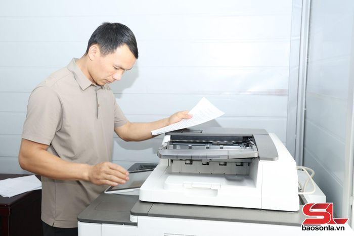 Xã Nậm Ty đầu tư mua máy phô tô phục vụ việc số hóa hồ sơ đảng viên.