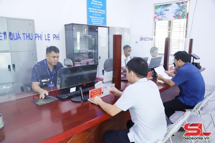Trung tâm Phục vụ hành chính công xã Nậm Ty tiếp nhận, giải quyết thủ tục hành chính cho nhân dân.