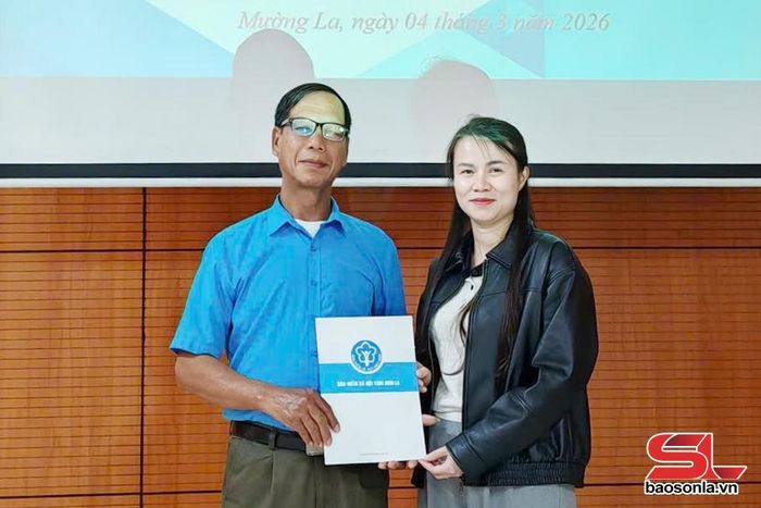 Ông Lò Văn Yên, bản Đông Luông, xã Mường Bú nhận quyết định hưu trí.Ảnh: BHXH Cơ sở Mường La