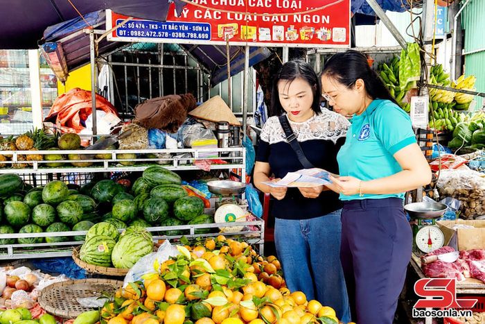 Viên chức BHXH cơ sở Bắc Yên tuyên truyền Luật BHXH cho các hộ kinh doanh.