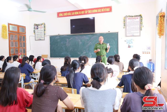 Công an xã Mường Khiêng hướng dẫn học sinh Trường THCS Mường Khiêng sử dụng mạng xã hội an toàn.