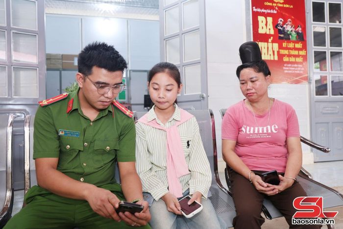 Công an xã Mường Khiêng hướng dẫn trẻ em sử dụng mạng xã hội an toàn